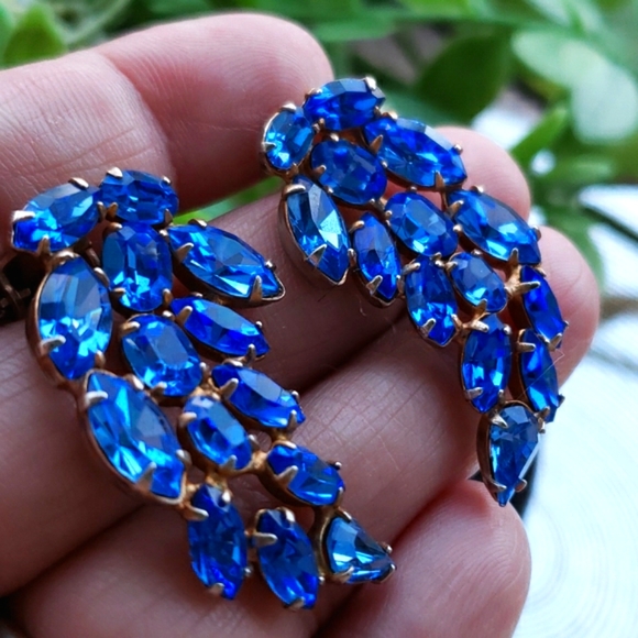 Gorgeous Vintage Authentic Unsigned Schreiner Blue Rhinestone Spray Earrings - Picture 13 of 17